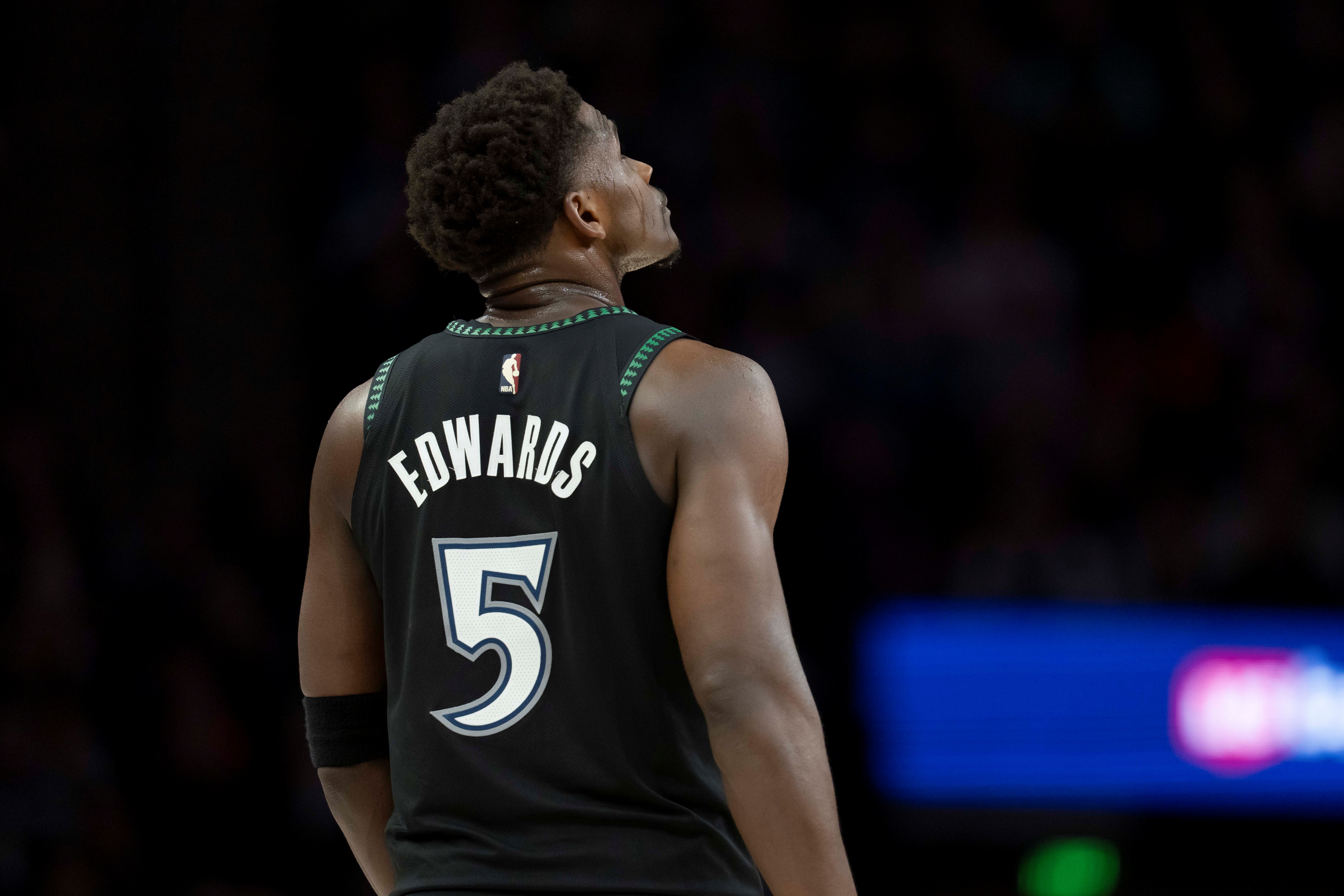 华体会官网-铁麻了！爱德华兹15中2&amp;三分10中1&amp;罚球10中9 仅得14分4助攻